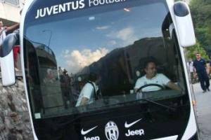 A Bologna bomba carta contro l’autobus della Juventus: nessun ferito item-thumbnail