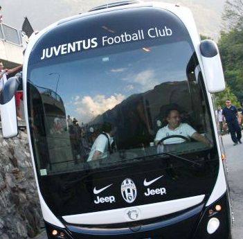 A Bologna bomba carta contro l’autobus della Juventus: nessun ferito A Bologna bomba carta contro l’autobus della Juventus: nessun ferito