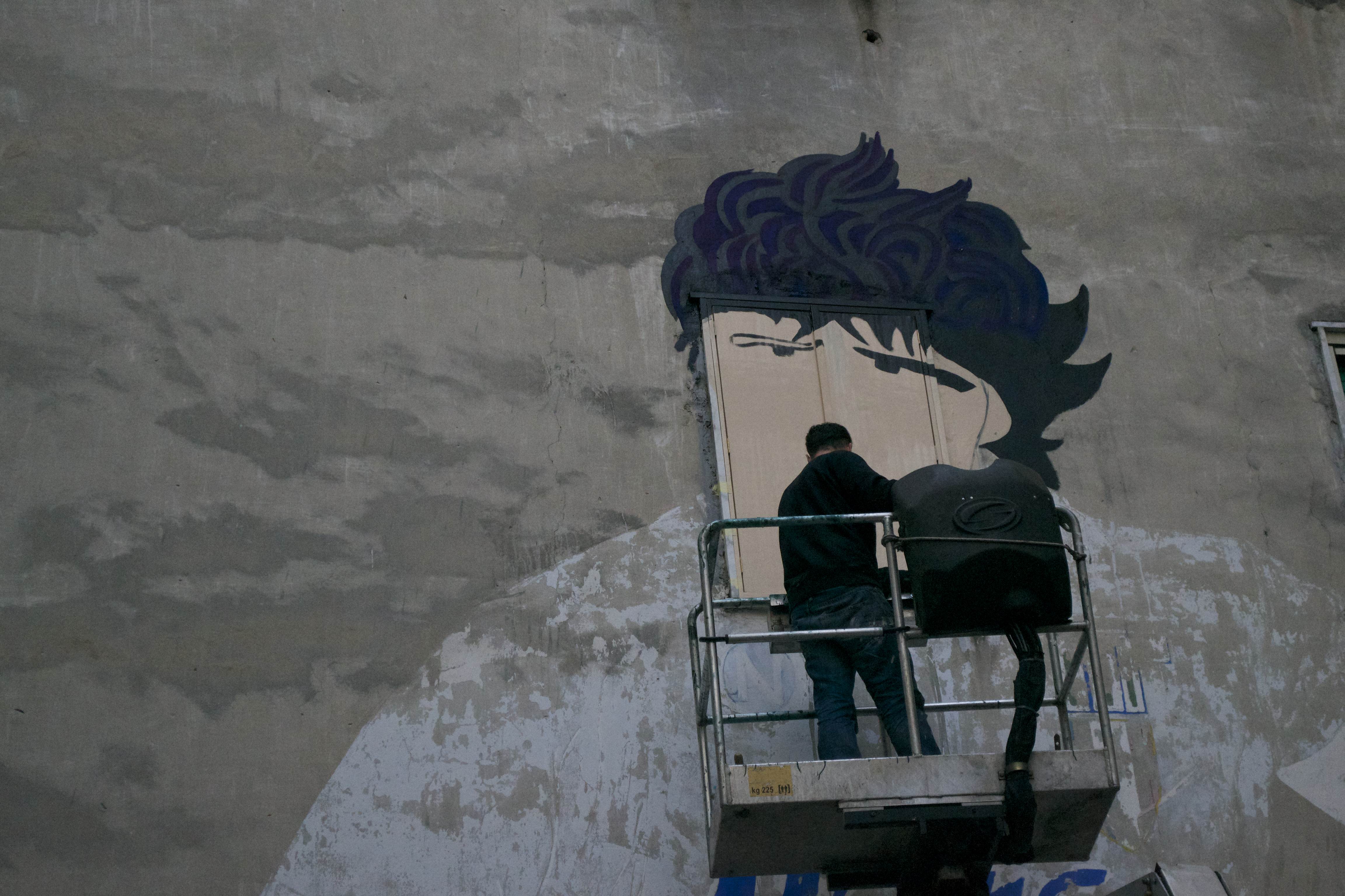 Napoli, il proprietario della casa del murales di Maradona: «Non aprirò più quella finestra»
