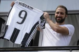 Gli dèi del calcio e il caso Higuaín item-thumbnail