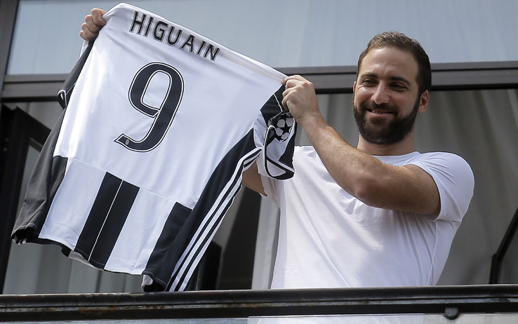 Gli dèi del calcio e il caso Higuaín