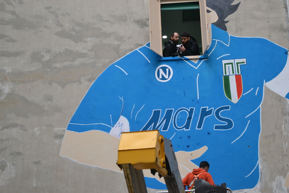 VIDEO/ Napoli: a murales Maradona finito, la gente dai balconi canta “Oh mamma mamma mamma”