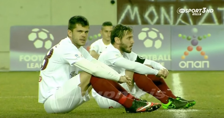 Serie B greca, giocatori di Ael Larissa e Acharnaikos seduti in campo per protesta contro il trattamento riservato ai rifugiati Serie B greca, giocatori di Ael Larissa e Acharnaikos seduti in campo per protesta contro il trattamento riservato ai rifugiati