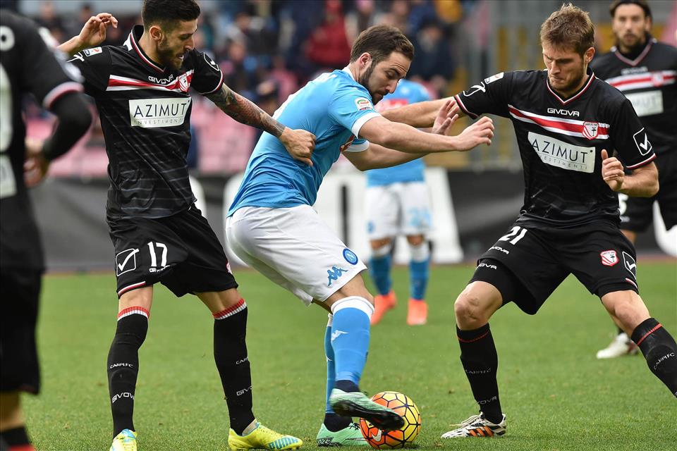 Il Napoli di Sarri è la squadra più forte del campionato e noi i suoi tifosi. I fazzoletti lasciamoli a casa Il Napoli di Sarri è la squadra più forte del campionato e noi i suoi tifosi. I fazzoletti lasciamoli a casa