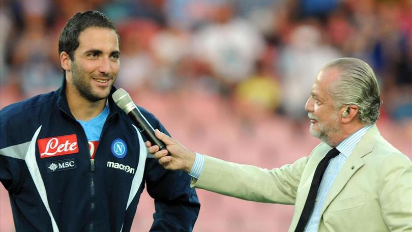 Scoppia la pace tra Higuain e il Napoli. I tre giorni di De Laurentiis Scoppia la pace tra Higuain e il Napoli. I tre giorni di De Laurentiis
