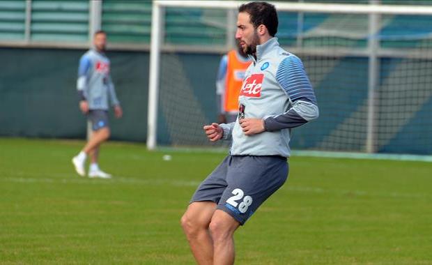 Napoli-San Vito Positano in corso, Higuain esce dal campo zoppicante Napoli-San Vito Positano in corso, Higuain esce dal campo zoppicante
