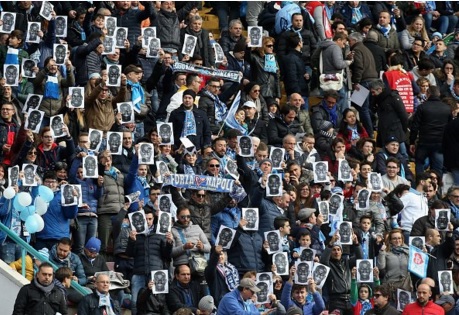 Il San Paolo ha la faccia di Koulibaly: prima della partita, tifosi con le foto di Kalidou