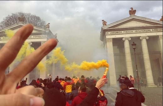 Scontri e tensioni a Roma per Lazio-Galatasaray: due accoltellati nella notte, bombe carta in piazza del Popolo