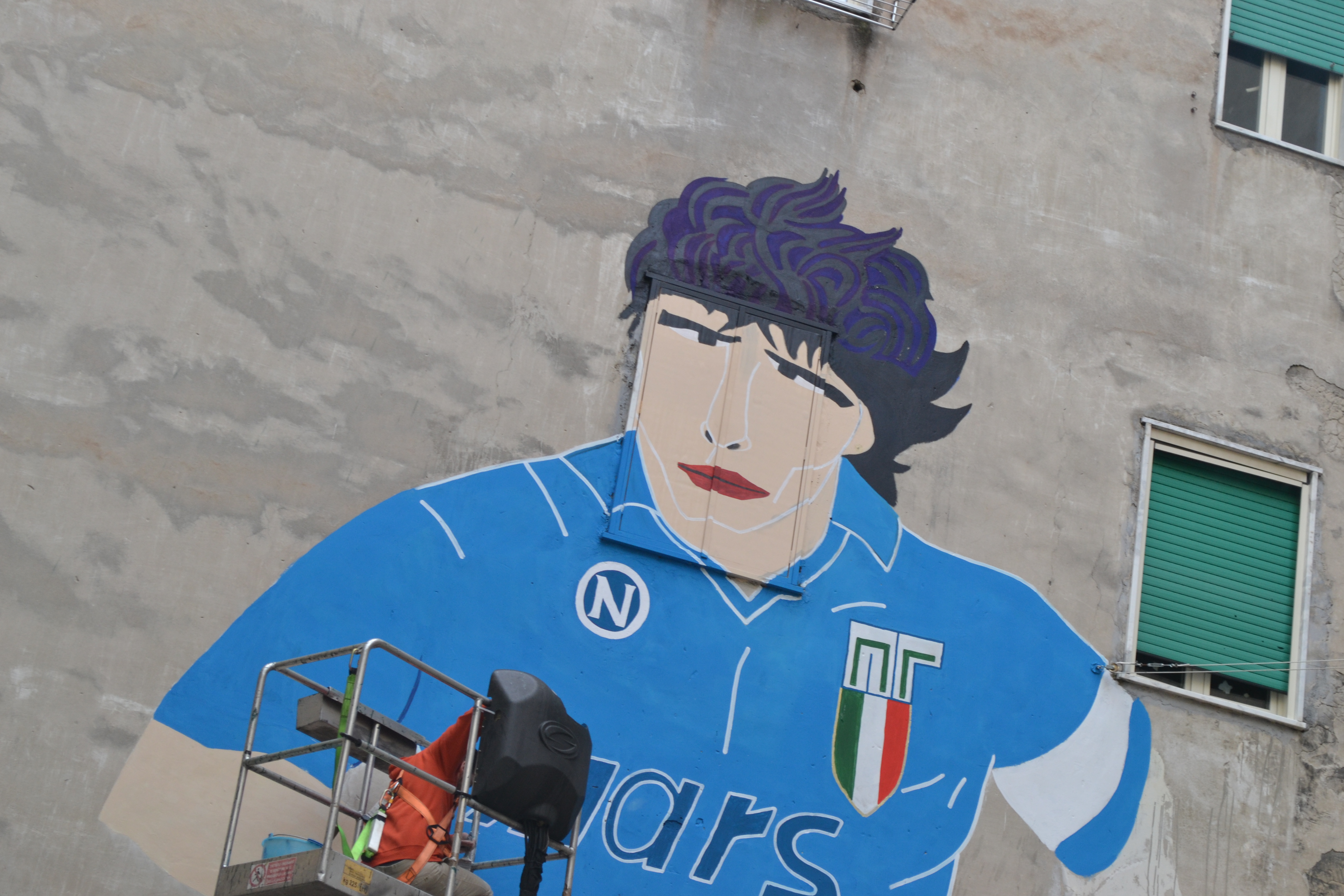 Napoli, parte il secondo giorno del restauro del murales di Maradona