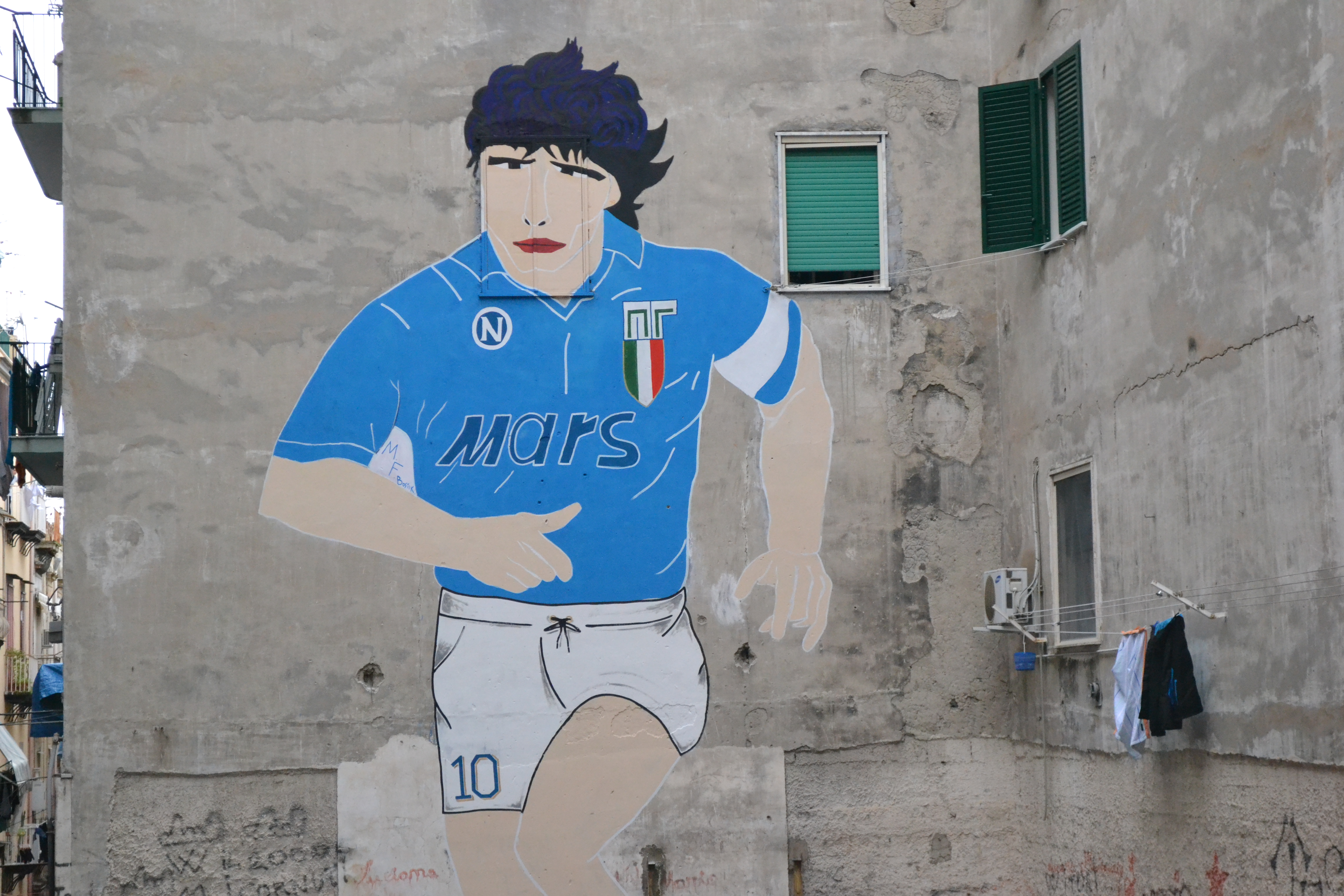 Il Comune sbaglia la targa commemorativa. Rinviata l’inaugurazione del murales Maradona