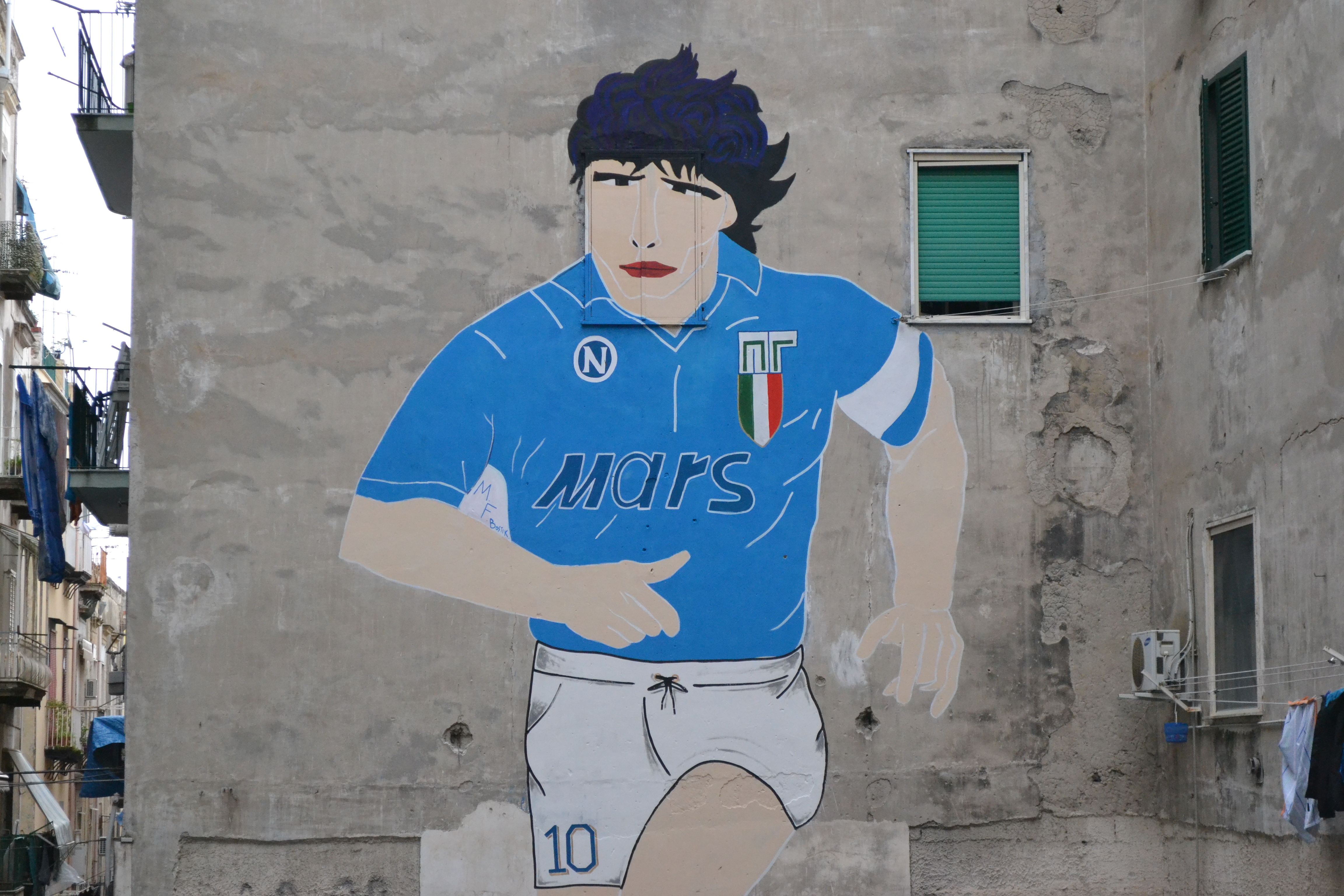 VIDEO/ Naples, Maradona mural is finished. The owner: «I’m not going to open the window until May»