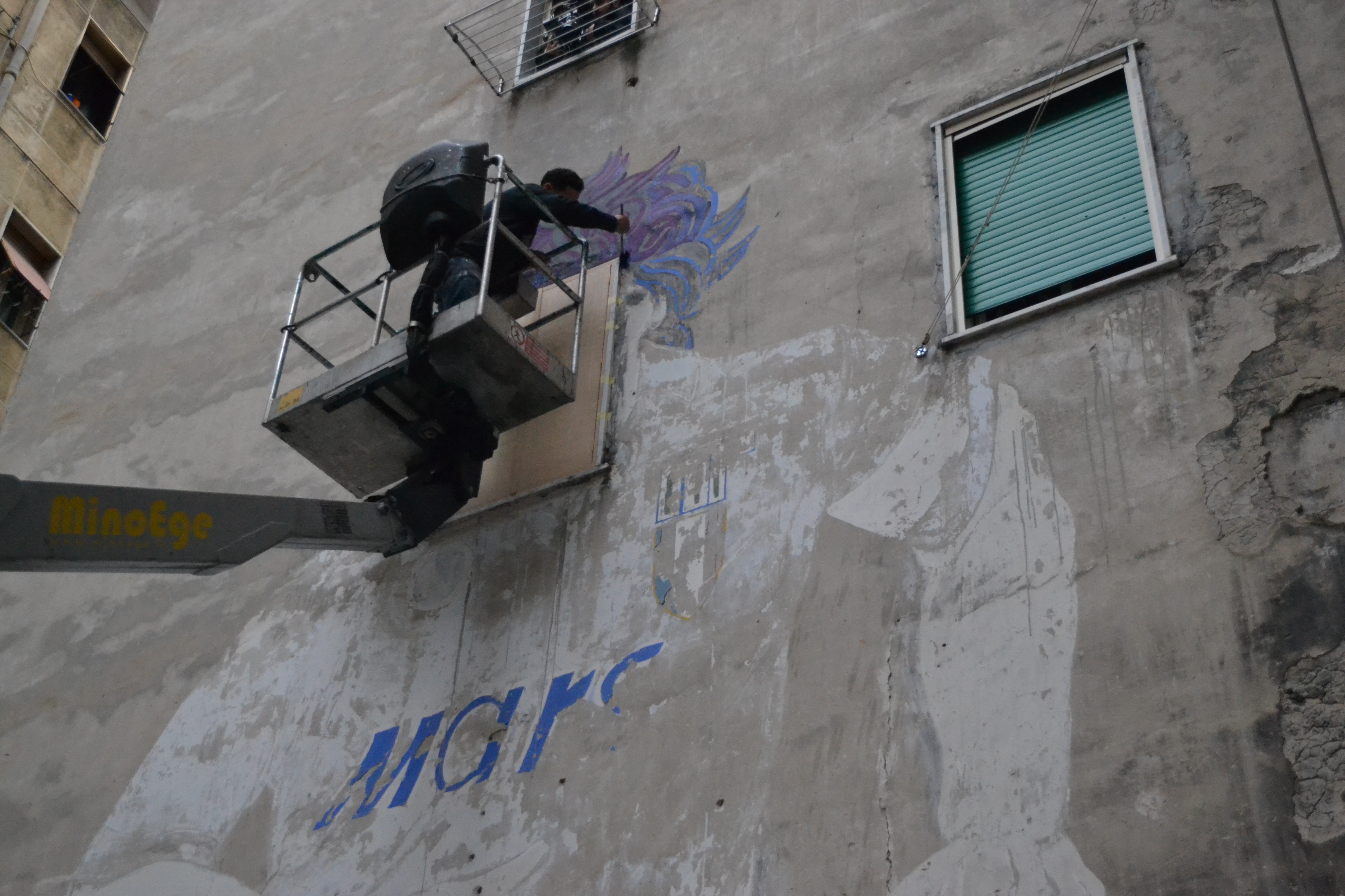 VIDEO/ Napoli, è cominciato ai Quartieri Spagnoli il restauro del murales di Maradona