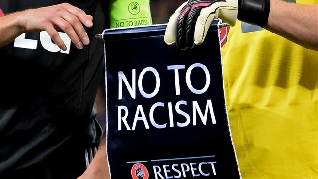 Centomila tifosi scrivono all’Uefa per combattere il razzismo negli stadi. Dall’Italia aderisce un solo gruppo