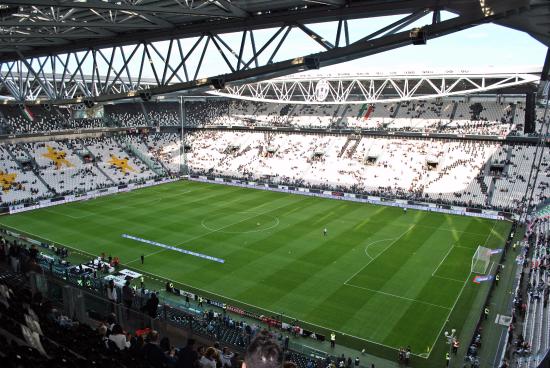 Allo Juventus Stadium mancano i taxi e al ristorante di Ferrara convivono juventini e napolisti