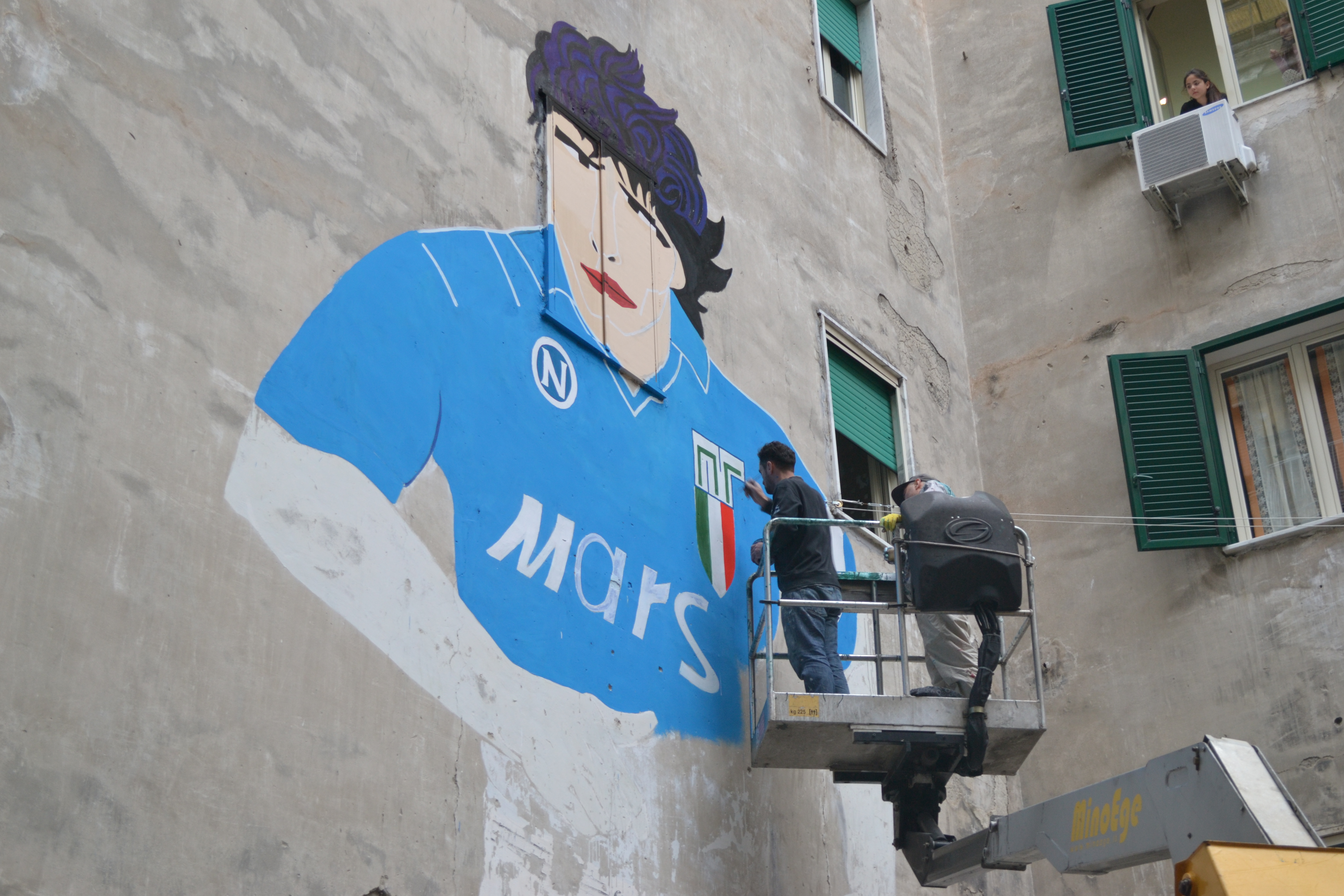 Alle 16.48 sul petto di Maradona compare lo scudetto del Napoli Alle 16.48 sul petto di Maradona compare lo scudetto del Napoli