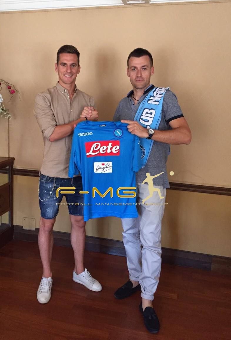 Ufficiale Milik, presentato al San Paolo e salutato da De Laurentiis su Twitter Ufficiale Milik, presentato al San Paolo e salutato da De Laurentiis su Twitter