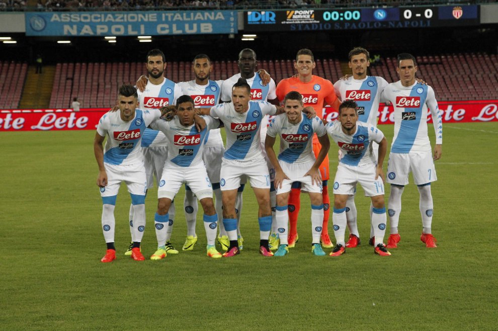 Napoli sontuoso e Gabbiadini d’annata: poker di Manolo e 5-0 al Monaco. Saluti ai contestatori