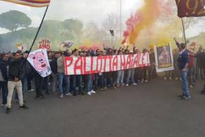 Ultras della Roma intonano cori contro la società (e per Daniele De Santis) item-thumbnail