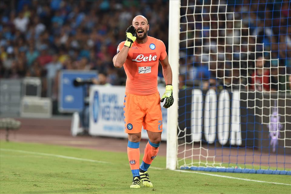 Napoli-Bologna, la maglia sudata va a Reina e al suo sguardo