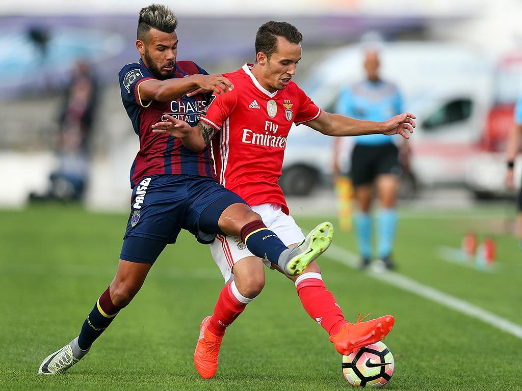 Benfica corsaro a Chaves, 0-2 e primo posto per gli Encarnados Benfica corsaro a Chaves, 0-2 e primo posto per gli Encarnados