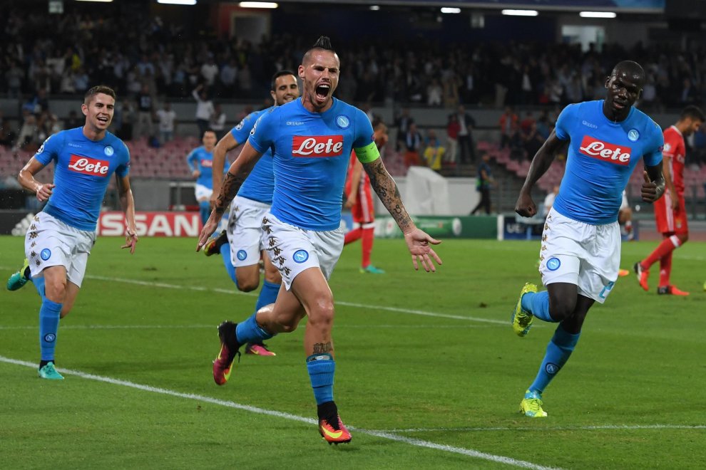 Napoli-Benfica 4-2, pagelle / La carica dei 101 della cresta di Hamsik