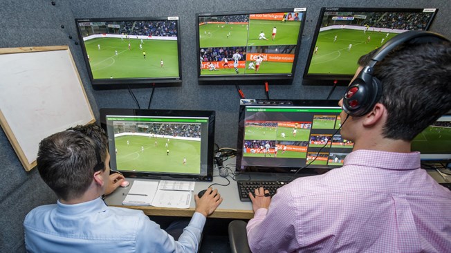 Var, la moviola in campo esordisce in Serie A: previsioni, dubbi e necessità