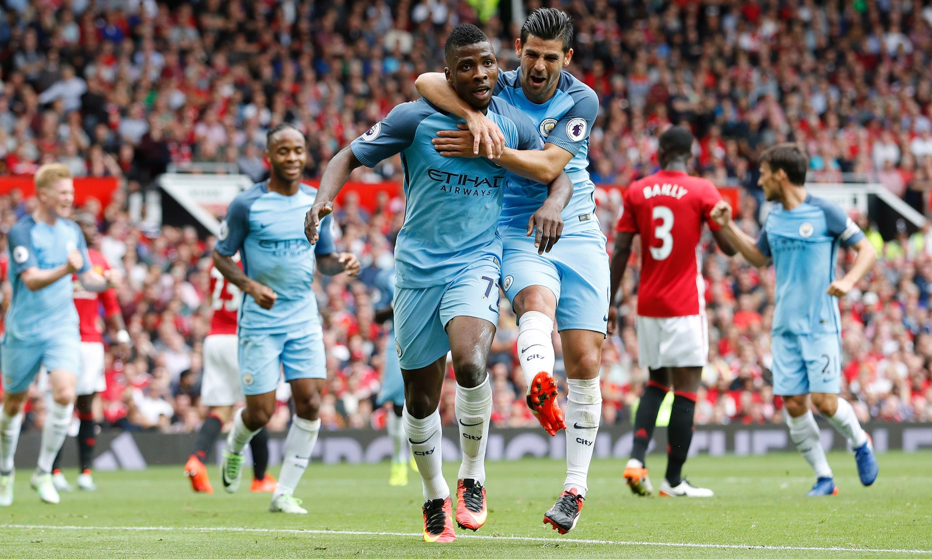 Vince Guardiola, ma che partita: il City passa 2-1 a Old Trafford