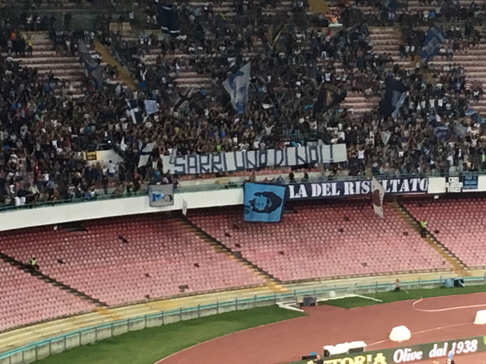 “Sarri uno di noi”, lo striscione della Curva B. Fischi ai cori anti Adl