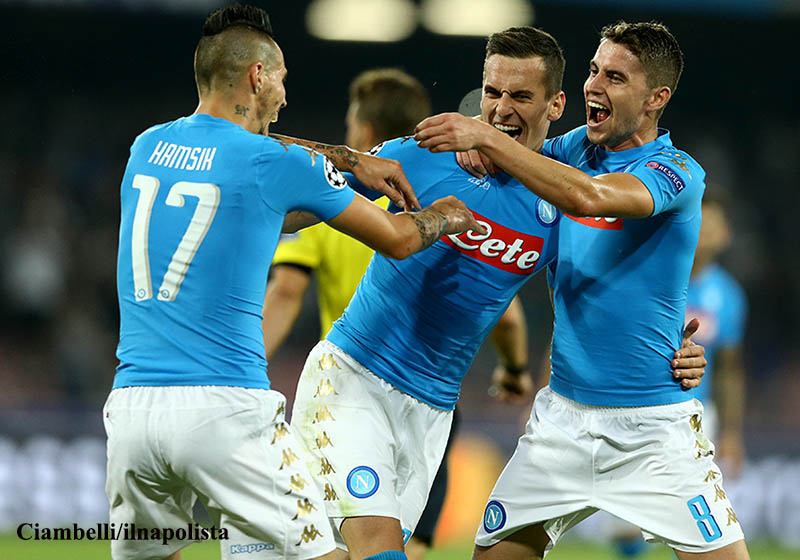 L’identità del Napoli: possesso palla e passaggi bassi. Anche in Champions League