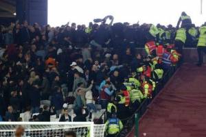 Il ritorno della violenza in uno stadio inglese: scontri durante West Ham-Chelsea item-thumbnail