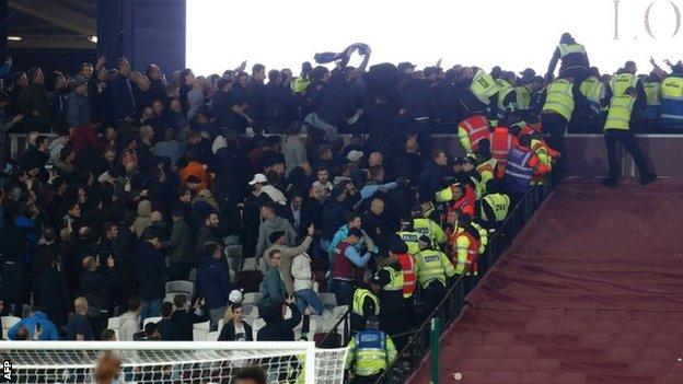Il ritorno della violenza in uno stadio inglese: scontri durante West Ham-Chelsea