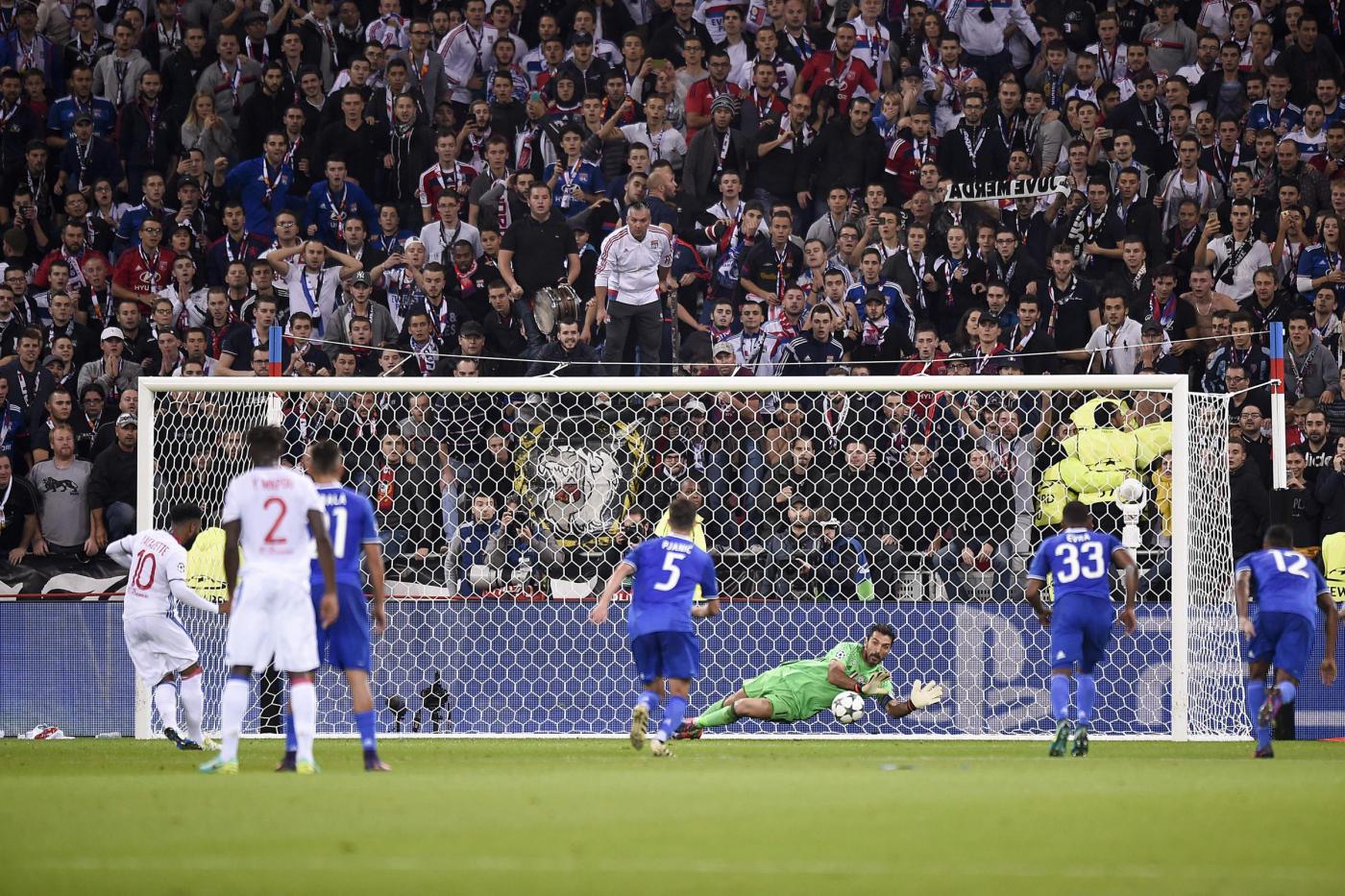 Champions, Buffon e Cuadrado salvano la Juventus: a Lione è 0-1