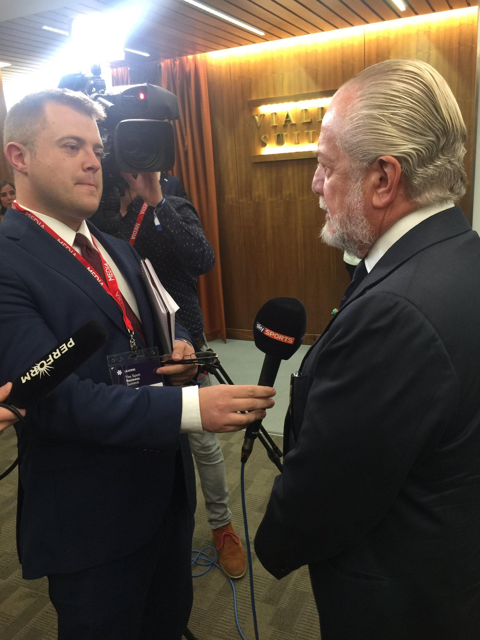 De Laurentiis: «Stadio da 20mila posti (5mila omaggio). I procuratori sono il cancro del calcio» De Laurentiis: «Stadio da 20mila posti (5mila omaggio). I procuratori sono il cancro del calcio»