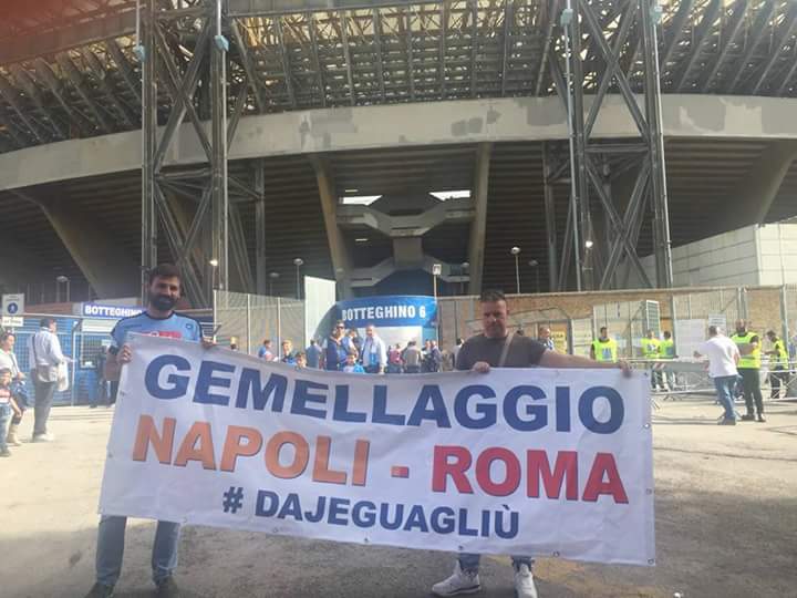 Napoli-Roma, prove tecniche di gemellaggio: lo striscione #dajeguagliù però resta fuori