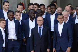 Hollande attacca i calciatori: «Bambini ricchissimi che non distinguono il bene dal male» item-thumbnail