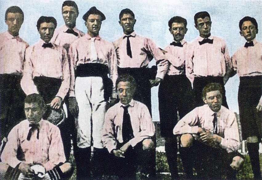 La storia casuale del bianconero Juventus: in origine, maglia rosa con cravattino