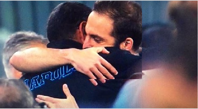 FOTO – L’abbraccio tra Higuain e Sarri