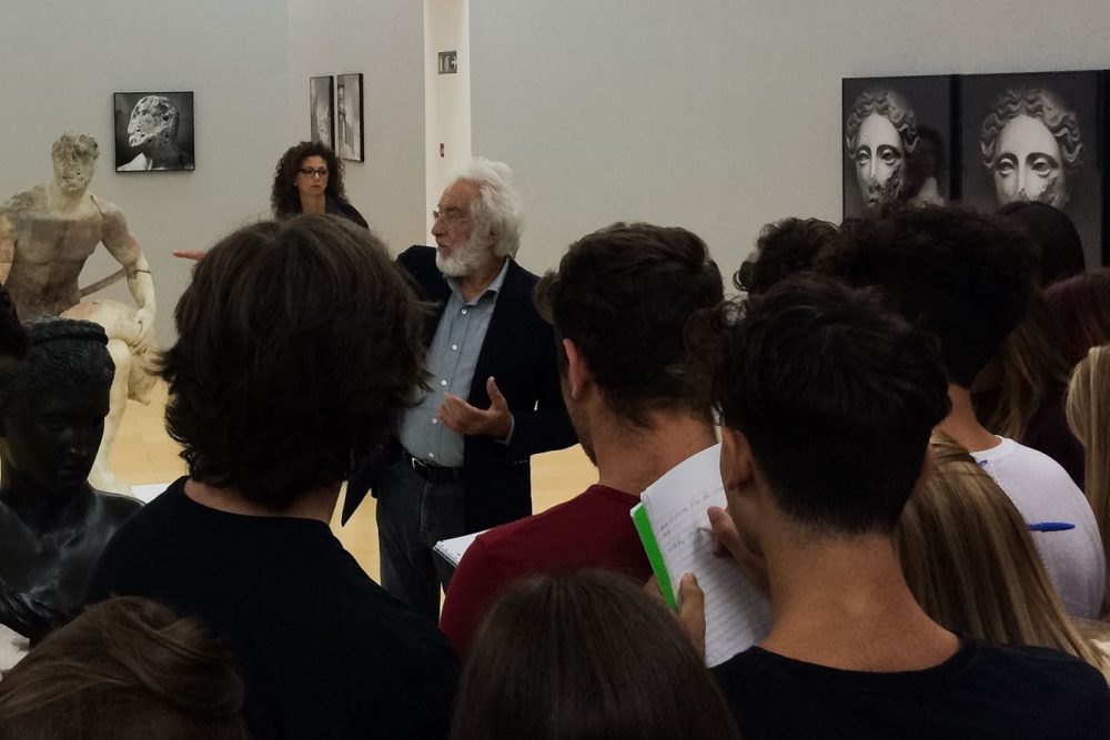 La scuola al Madre: gli alunni del Vico spiegano l’arte ai compagni La scuola al Madre: gli alunni del Vico spiegano l’arte ai compagni