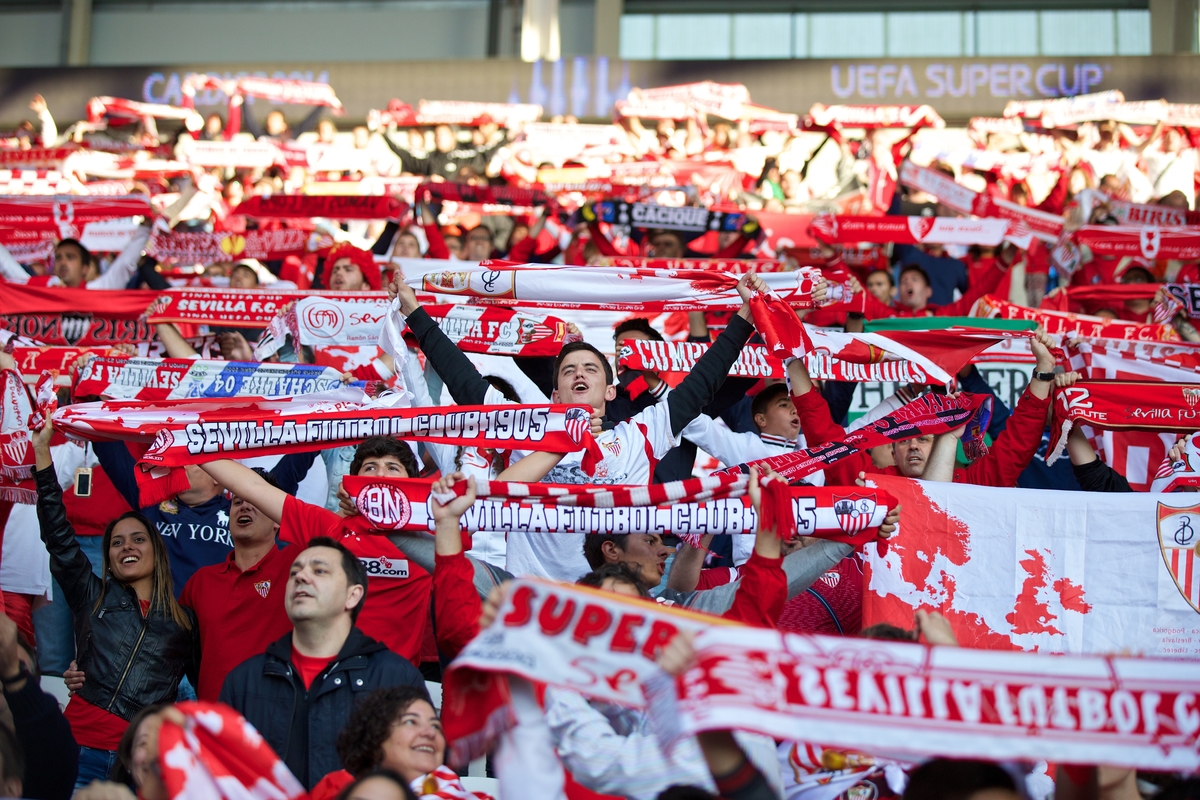 VIDEO – Siviglia-Juventus, scontri tra tifosi in Andalusia: accoltellato un italiano