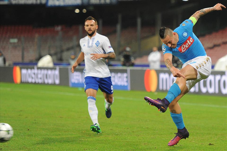 Hamsik ce mettette  ll’anema, Zielinski fove ‘a délusione