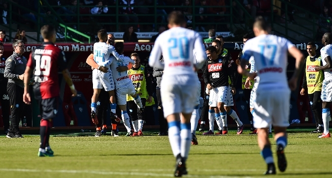 Un Napoli da favola, 5-0 al Cagliari: tre volte Mertens, Hamsik e Zielinski Un Napoli da favola, 5-0 al Cagliari: tre volte Mertens, Hamsik e Zielinski