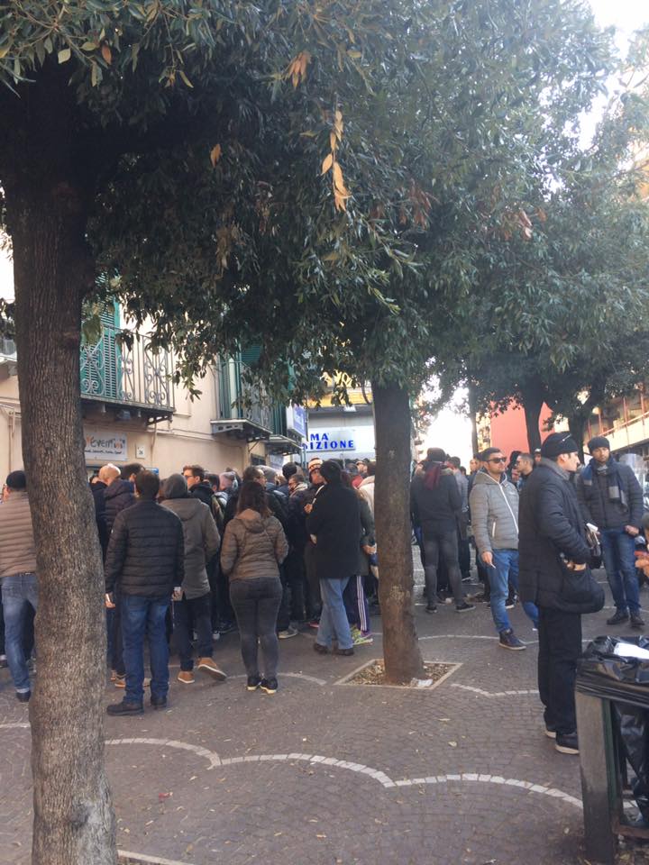 Cronaca da una ricevitoria: i biglietti di Napoli-Real, la fila a mezzanotte e i disagi