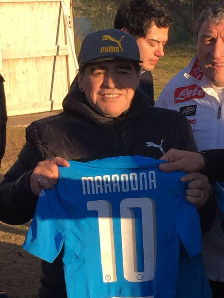 Maradona: «Gran lavoro di Sarri, sarò a Madrid per tifare Napoli» Maradona: «Gran lavoro di Sarri, sarò a Madrid per tifare Napoli»