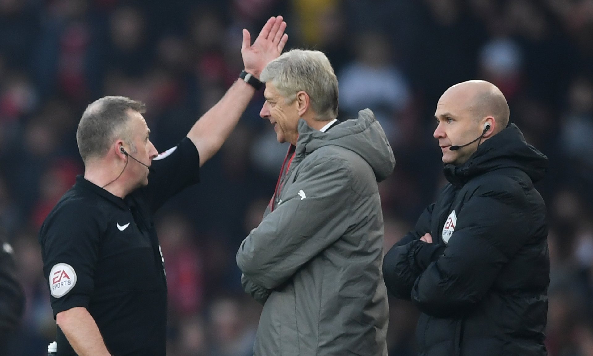 Wenger potrebbe essere squalificato: ha cercato di spingere il quarto uomo di Arsenal-Burnley Wenger potrebbe essere squalificato: ha cercato di spingere il quarto uomo di Arsenal-Burnley