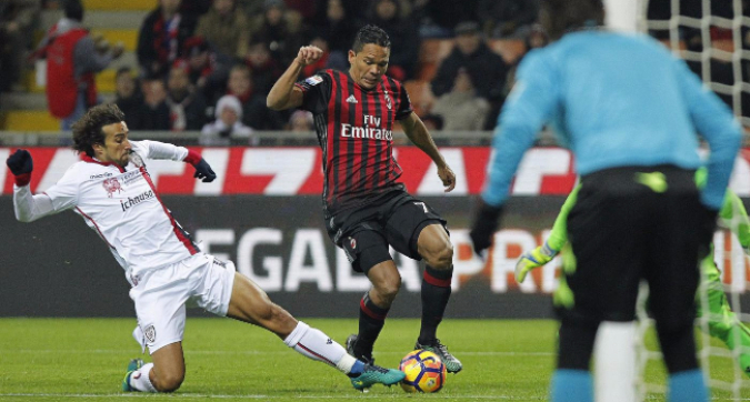 È la giornata dei gol nel finale: il Milan gode, Bacca punisce il Cagliari al’88esimo