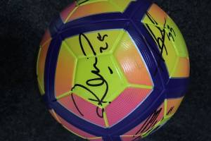 Coppia di tifosi aggrediti in Curva B, le foto del pallone autografato regalato dagli ultras item-thumbnail