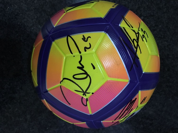 Coppia di tifosi aggrediti in Curva B, le foto del pallone autografato regalato dagli ultras