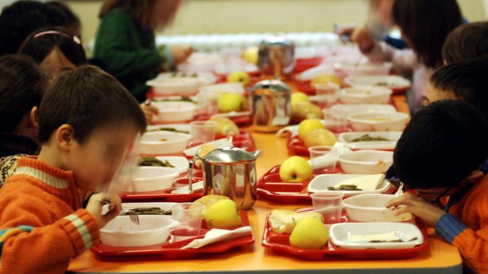La Municipalità denuncia un insetto alla scuola Minucci. La Sodexo: «Cuciniamo “scortati” da Asl e Nas»