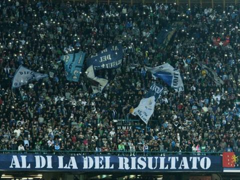 Napoli-Chievo, scontri tra polizia e tifosi organizzati che sono entrati senza biglietti