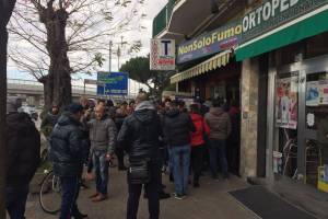 Biglietti Napoli-Real Madrid, lunghe file alle ricevitorie (inviateci le vostre foto) item-thumbnail